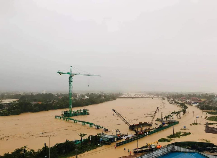 Thủ tướng: Không để gia tăng ngập lụt ở miền Trung do thủy điện xả lũ - Ảnh 1.