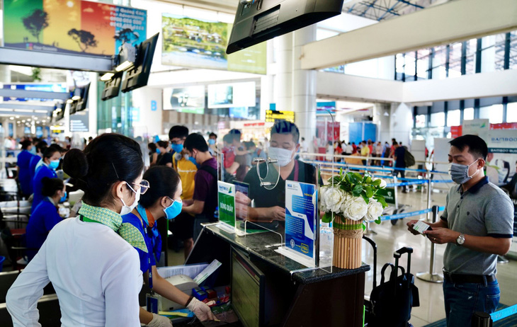Hành khách đi máy bay tại Nội Bài được kiểm tra y tế 2 lần - Ảnh 1.