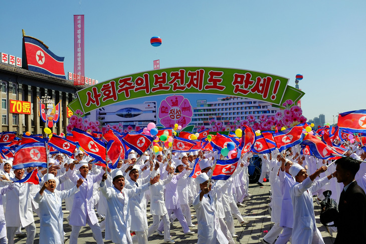 Triều Tiên tập dượt duyệt binh lớn nhất lịch sử kỷ niệm 75 năm thành lập Đảng Lao động - Ảnh 1.