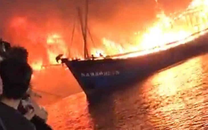 Nhiều tàu cá ngư dân Nghệ An đang cháy ngùn ngụt trong đêm