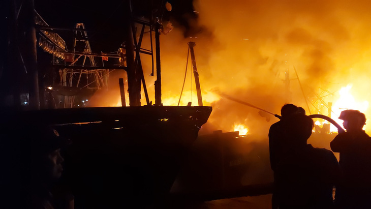 Nhiều tàu cá ngư dân Nghệ An đang cháy ngùn ngụt trong đêm - Ảnh 7.