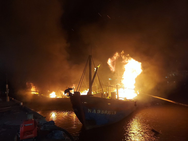 Nhiều tàu cá ngư dân Nghệ An đang cháy ngùn ngụt trong đêm - Ảnh 6.