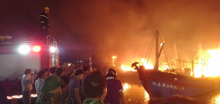 Nhiều tàu cá ngư dân Nghệ An đang cháy ngùn ngụt trong đêm - Ảnh 5.
