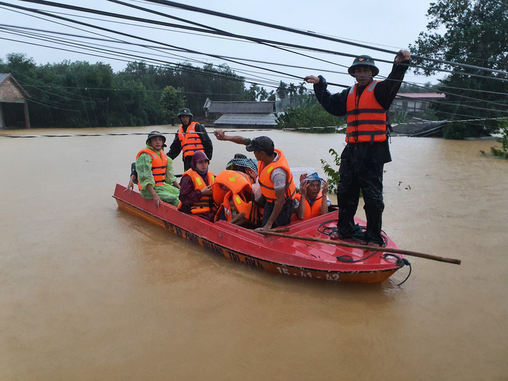 5 người chết, 8 người mất tích, 32.000 nhà dân bị ngập do mưa lũ - Ảnh 1.