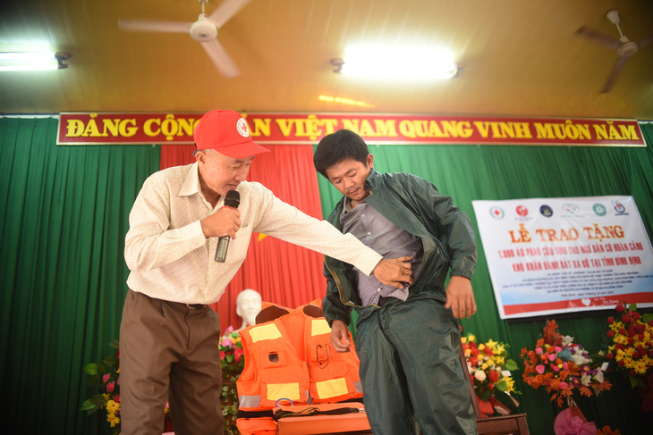 Ngư dân Bình Định đón nhận 1.000 áo phao cứu sinh từ phu nhân nguyên Chủ tịch nước - Ảnh 2.