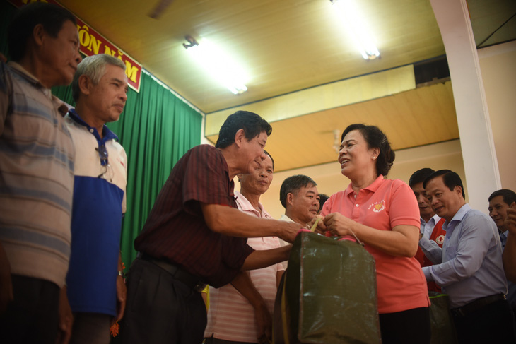Ngư dân Bình Định đón nhận 1.000 áo phao cứu sinh từ phu nhân nguyên Chủ tịch nước - Ảnh 1.