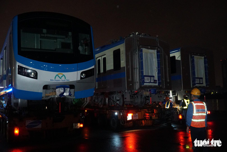 Đoàn xe siêu trường, siêu trọng chở toa tàu metro khởi hành trễ so với dự kiến - Ảnh 1.