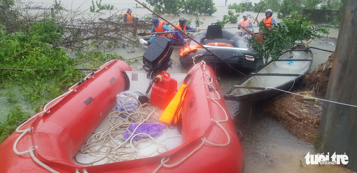 1 người chết do mưa lũ ở Huế, tàu SE4 phải quay đầu chạy về ga Đà Nẵng - Ảnh 1.