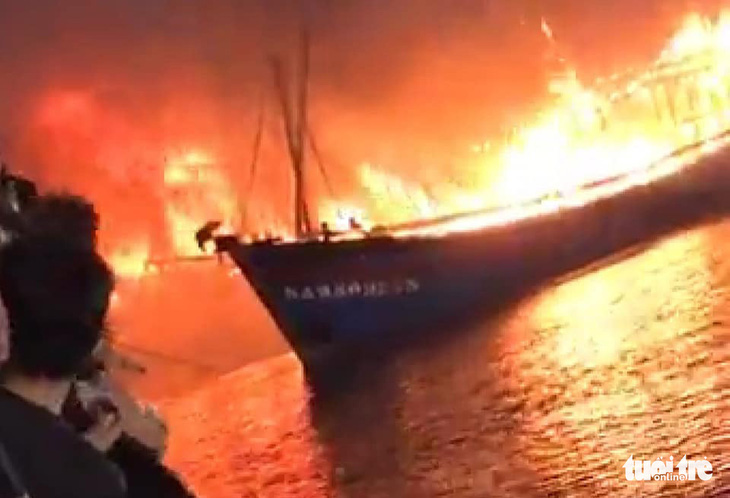 Nhiều tàu cá ngư dân Nghệ An đang cháy ngùn ngụt trong đêm - Ảnh 1.