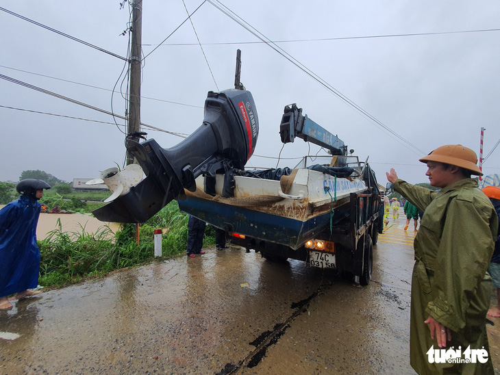 Lao vào cứu hàng trăm hộ dân bị cô lập trong lũ dâng cao ở Quảng Trị - Ảnh 4.