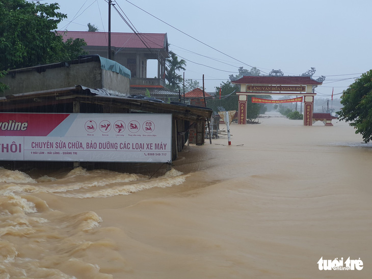 Lao vào cứu hàng trăm hộ dân bị cô lập trong lũ dâng cao ở Quảng Trị - Ảnh 6.