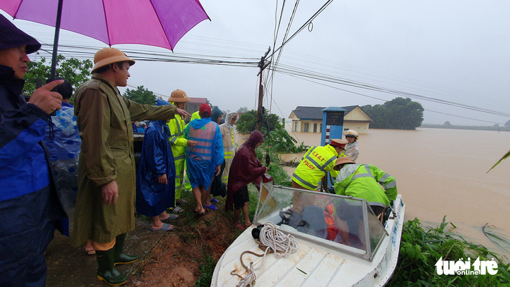 Lao vào cứu hàng trăm hộ dân bị cô lập trong lũ dâng cao ở Quảng Trị - Ảnh 8.