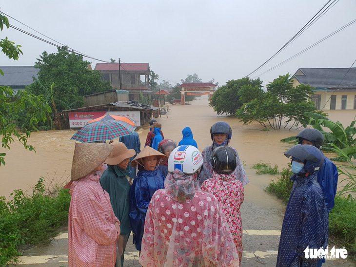 Lao vào cứu hàng trăm hộ dân bị cô lập trong lũ dâng cao ở Quảng Trị - Ảnh 9.