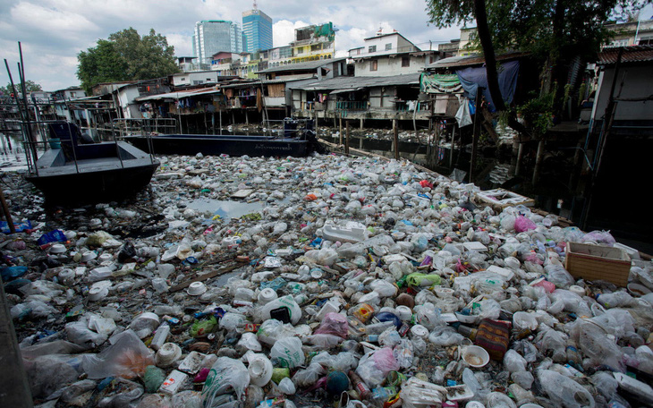 Thái Lan nghiên cứu dùng chất thải nhựa để làm đường giao thông