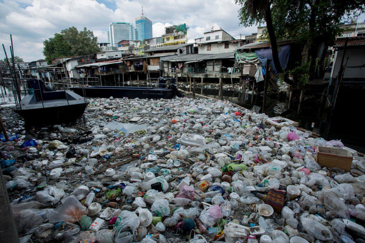 Thái Lan nghiên cứu dùng chất thải nhựa để làm đường giao thông - Ảnh 1.