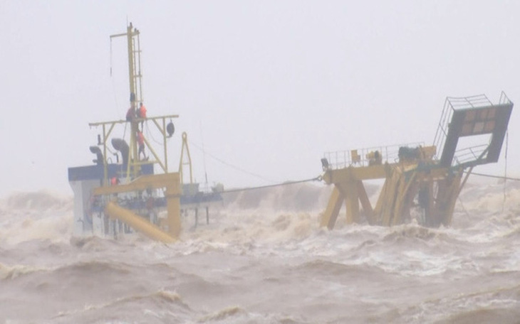 Thủ tướng: Khẩn trương cứu nạn 10 thuyền viên gặp nạn ở biển Cửa Việt