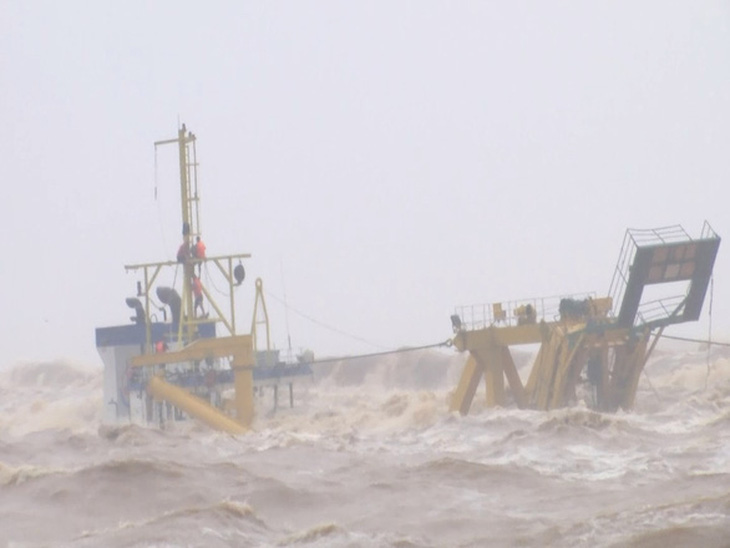 Thủ tướng: Khẩn trương cứu nạn 10 thuyền viên gặp nạn ở biển Cửa Việt - Ảnh 1.