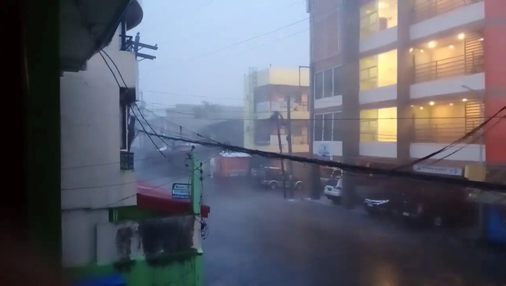 Siêu bão Goni đổ bộ Philippines gây ra một loạt vụ sạt lở đất, mưa dữ dội - Ảnh 1.