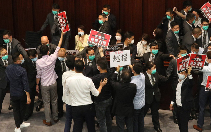 Hong Kong bắt 7 nghị sĩ và cựu nghị sĩ 