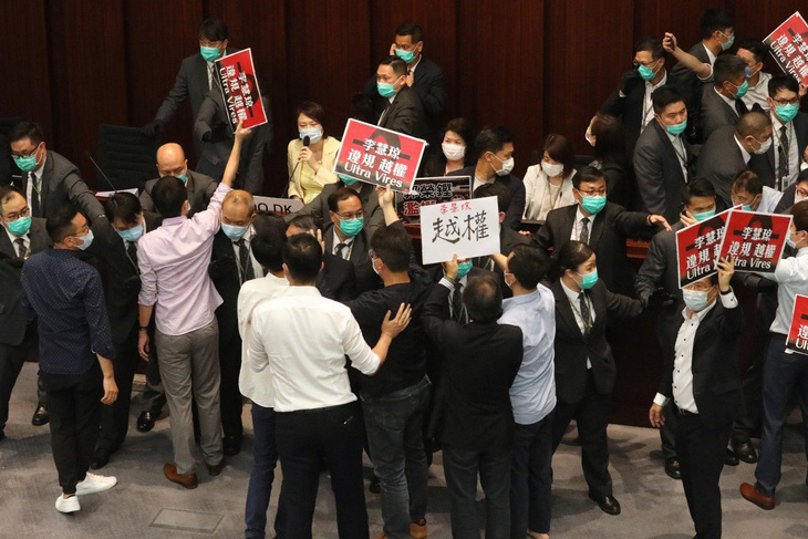 Hong Kong bắt 7 nghị sĩ và cựu nghị sĩ gây rối hồi tháng 5 - Ảnh 1.
