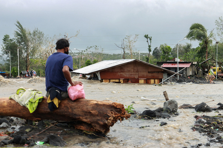 Một ngày siêu bão đổ bộ 3 lần, dân Philippines thất thần nhìn mọi thứ bị cuốn trôi - Ảnh 1.