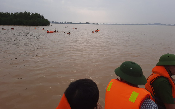 Tìm thấy thi thể hai nữ sinh đi xe đạp bị lũ cuốn