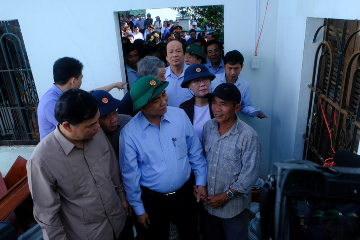 Thủ tướng thăm người dân vùng bão lũ Quảng Ngãi, Quảng Nam - Ảnh 1.