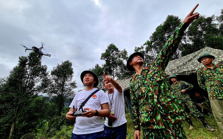 Đội flycam tầm soát nhiệt quần thảo tìm kiếm người mất tích ở Trà Leng