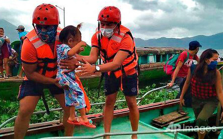 Siêu bão Goni đổ bộ miền Trung Philippines, bắt đầu suy yếu