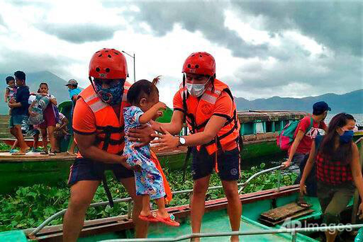 Siêu bão Goni đổ bộ miền Trung Philippines, bắt đầu suy yếu - Ảnh 2.