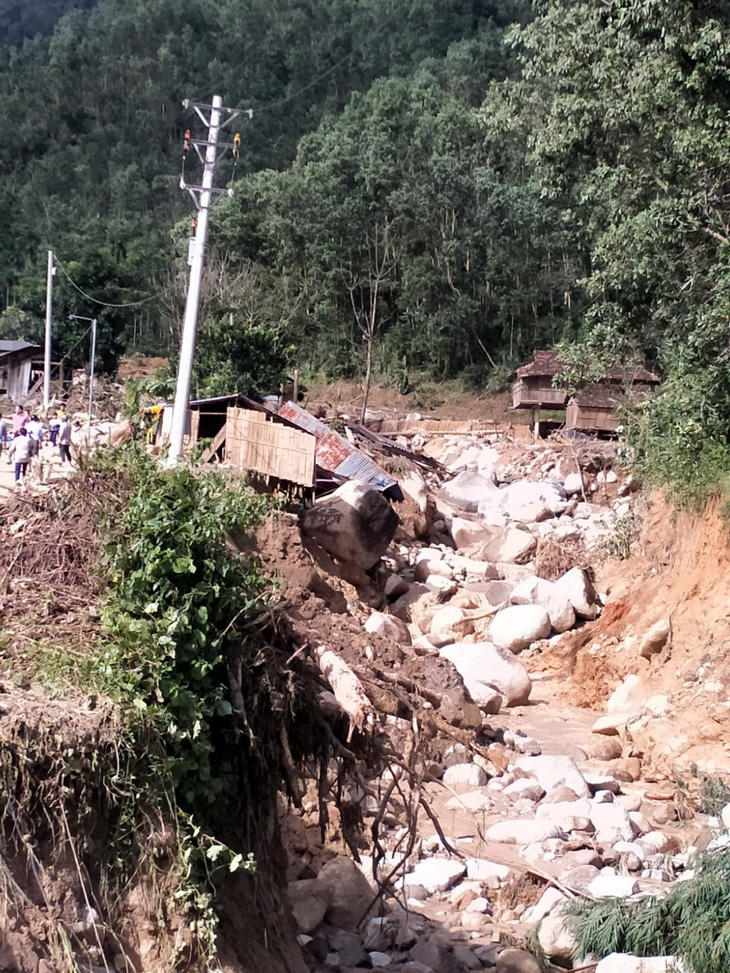 Sạt lở kèm lũ quét ở miền núi Quảng Ngãi, cả ngôi làng bị cuốn trôi, tạo thành dòng chảy mới - Ảnh 5.
