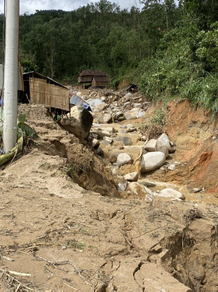 Sạt lở kèm lũ quét ở miền núi Quảng Ngãi, cả ngôi làng bị cuốn trôi, tạo thành dòng chảy mới - Ảnh 1.