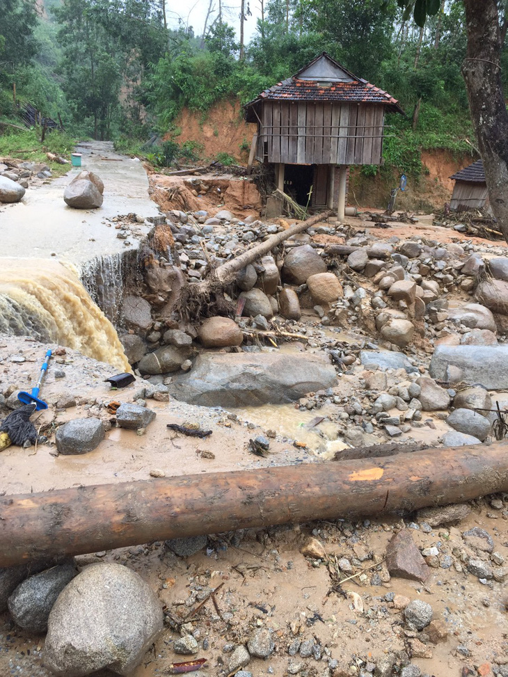 Sạt lở kèm lũ quét ở miền núi Quảng Ngãi, cả ngôi làng bị cuốn trôi, tạo thành dòng chảy mới - Ảnh 2.