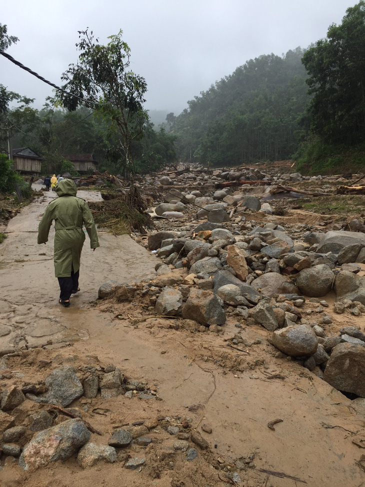 Sạt lở kèm lũ quét ở miền núi Quảng Ngãi, cả ngôi làng bị cuốn trôi, tạo thành dòng chảy mới - Ảnh 7.