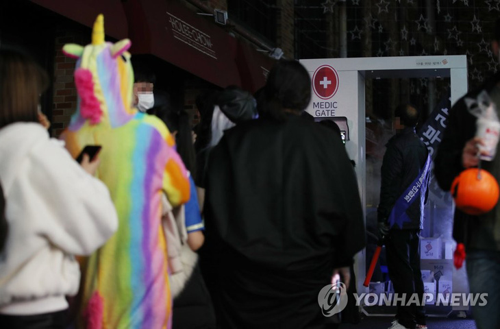 Hơn 100 ca COVID-19 mỗi ngày, Hàn Quốc buộc đeo khẩu trang ở cả tiệm cắt tóc - Ảnh 1.