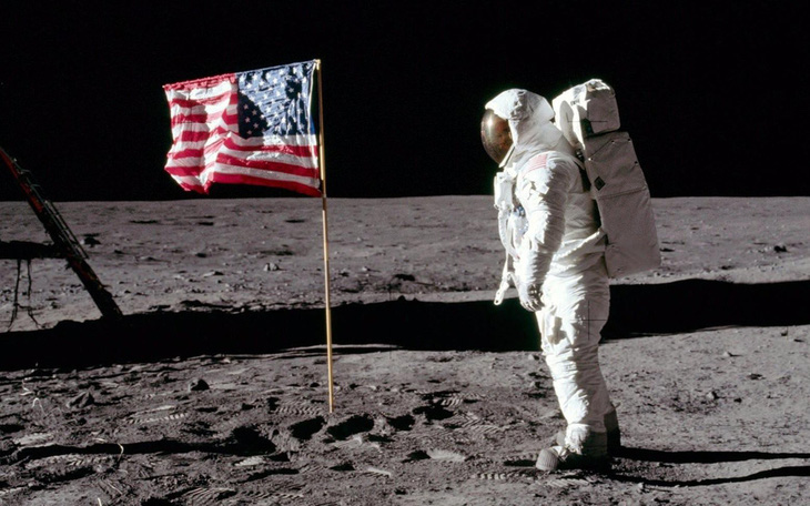 Đấu giá ảnh Neil Armstrong trên Mặt trăng và nhiều ảnh hiếm của NASA