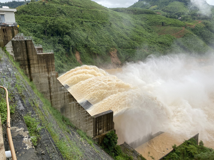 Quảng Nam: Mưa lớn, hồ thủy lợi, thủy điện xả nước, miền núi sơ tán dân tránh sạt lở - Ảnh 1.