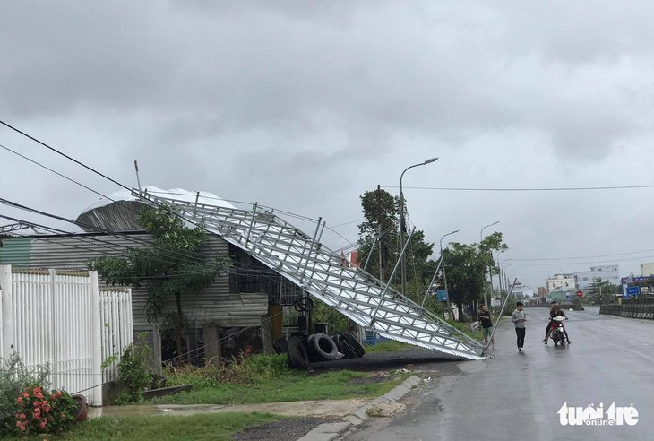 Bão đã vào đất liền và suy yếu thành áp thấp, nhiều nơi mất điện, cây đổ - Ảnh 10.