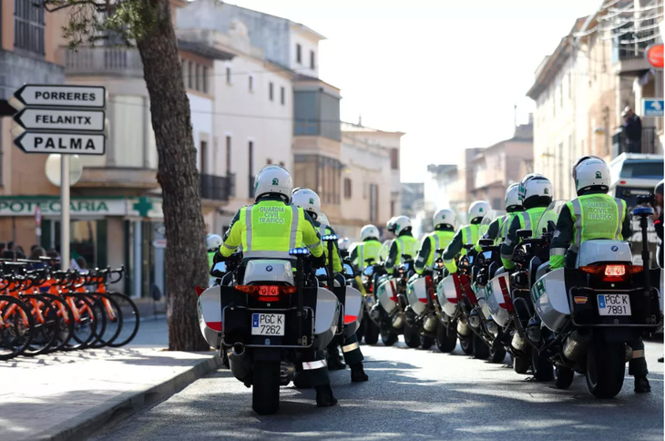 Vuelta a Espana kết thúc rồi vẫn chưa yên, 45 cảnh sát bảo vệ nhiễm virus corona - Ảnh 1.