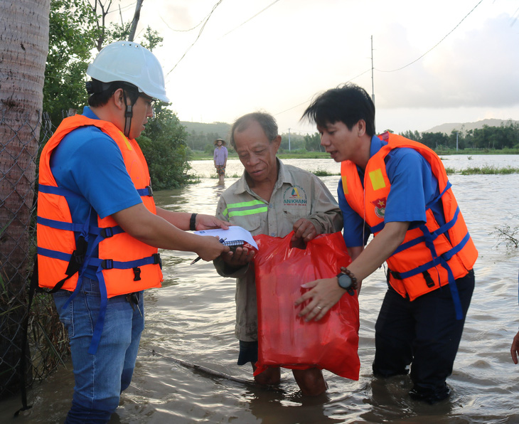 Báo Tuổi Trẻ cứu trợ khẩn cấp người dân vùng ngập lũ tỉnh Phú Yên - Ảnh 1.