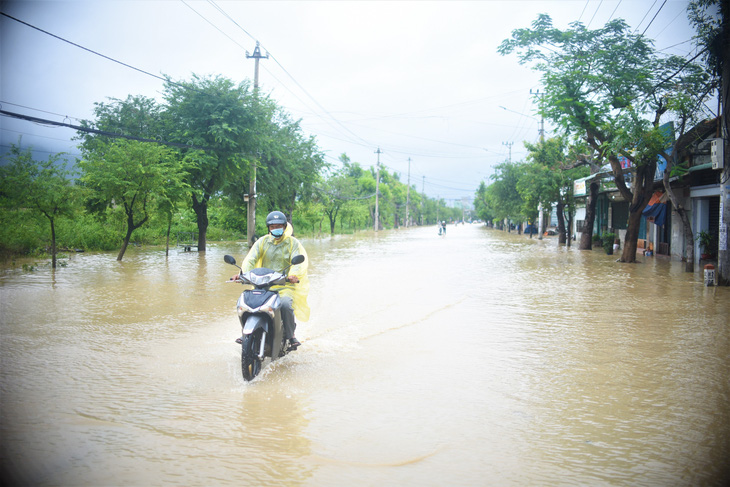 Tránh ngập, người Quy Nhơn phải chạy xe máy... lên đường ray xe lửa - Ảnh 2.