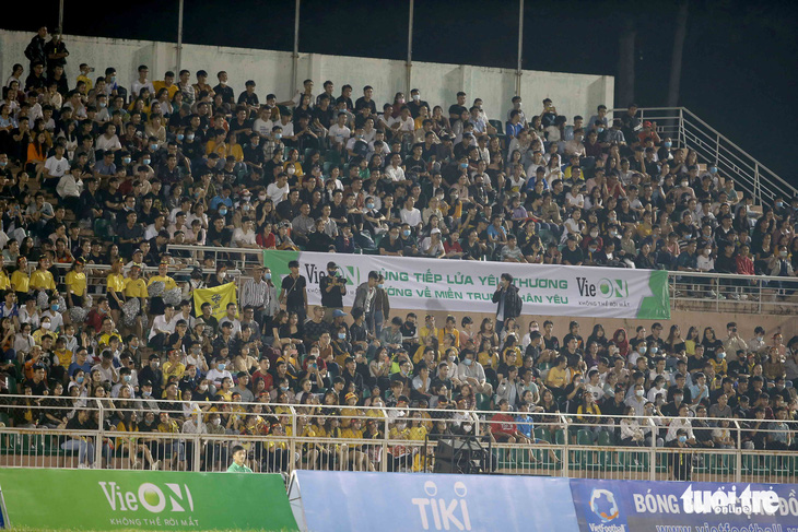Đội của Quang Hải thua ca sĩ Jack ở trận bóng đá ủng hộ đồng bào miền Trung - Ảnh 1.