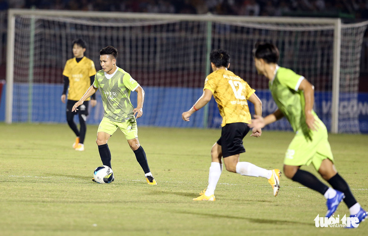 Đội của Quang Hải thua ca sĩ Jack ở trận bóng đá ủng hộ đồng bào miền Trung - Ảnh 4.