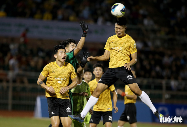 Đội của Quang Hải thua ca sĩ Jack ở trận bóng đá ủng hộ đồng bào miền Trung - Ảnh 8.