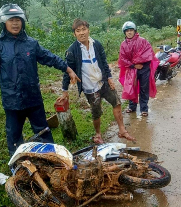 Bị đất đá vùi, 2 thanh niên dùng tay đào bới, thoát khỏi vùng sạt lở kinh hoàng - Ảnh 1.
