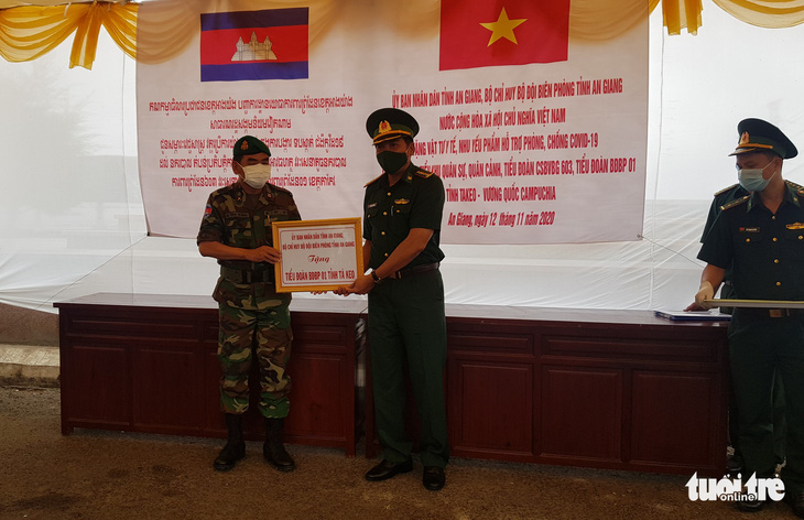 Tặng quà gần 1 tỉ đồng để ‘tiếp sức’ cho Campuchia chống dịch COVID-19 - Ảnh 1.