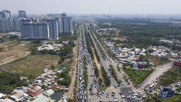 TP.HCM: đường vào cảng ùn tắc, chờ giải bài toán hạ tầng - Ảnh 2.