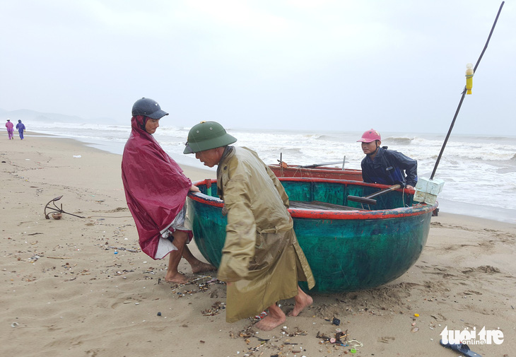 Hà Tĩnh cấm biển, Nghệ An còn gần 500 tàu chưa trú bão - Ảnh 1.