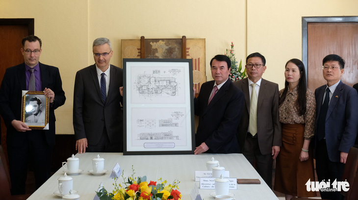 Đại sứ Pháp Nicolas Warnery trao bản sao thiết kế Dinh Bảo Đại cho tỉnh Lâm Đồng - Ảnh 1.