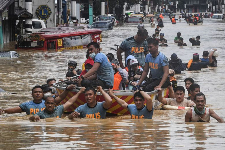 Bão Vamco quét qua Philippines, 26 người chết, lũ nhấn chìm hàng chục ngàn ngôi nhà - Ảnh 7.